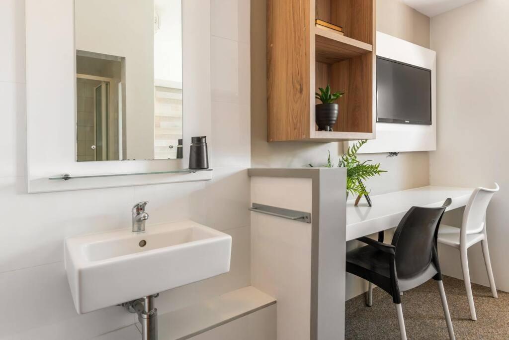 2nd Floor Unit With Aircon, Parking And Pool! * Le Cap
