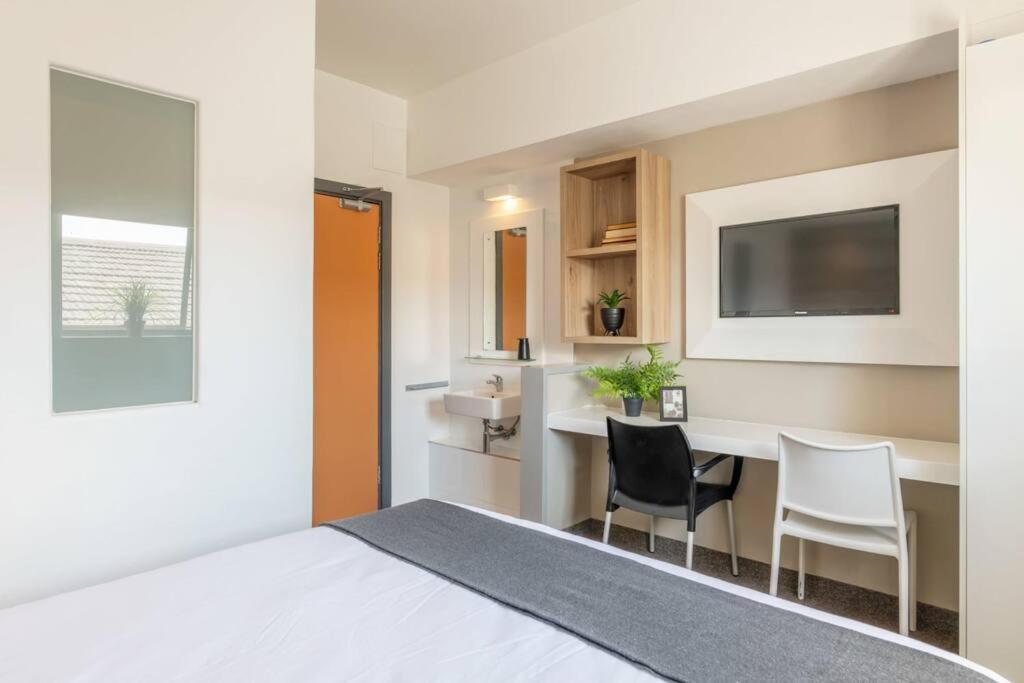 Appartement 2nd Floor Unit With Aircon, Parking And Pool! Le Cap