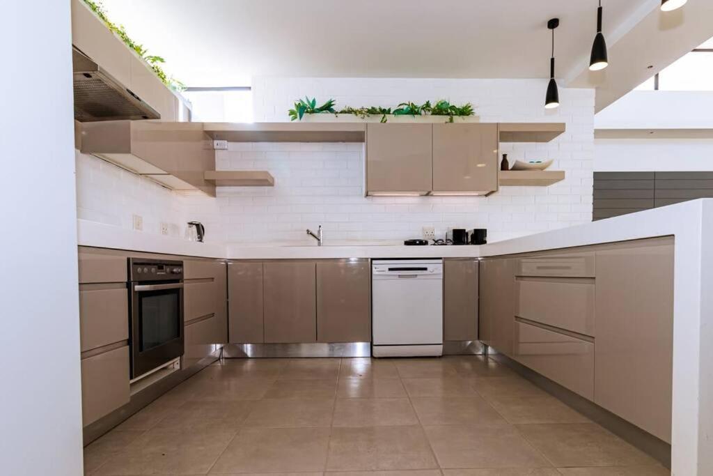 Appartement 2nd Floor Unit With Aircon, Parking And Pool! Le Cap