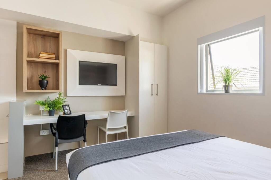 2nd Floor Unit With Aircon, Parking And Pool! Appartement