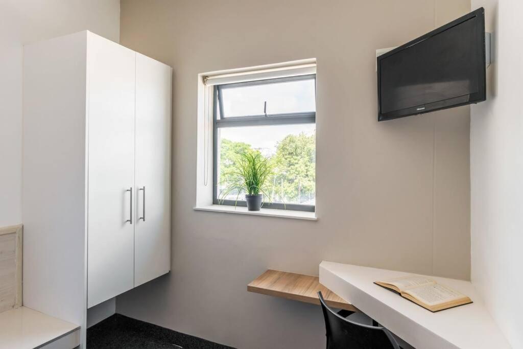 2nd Floor Unit With Aircon, Parking And Pool! * Le Cap