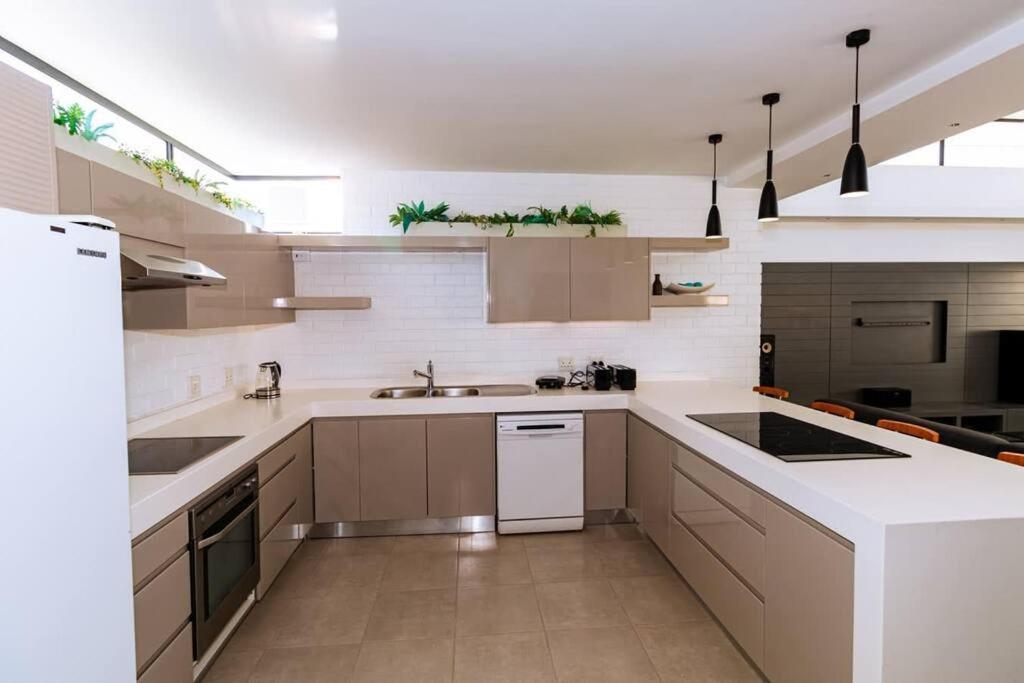 Appartement 2nd Floor Unit With Aircon, Parking And Pool! *