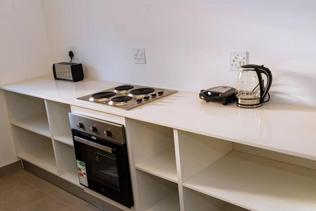 Appartement 2nd Floor Unit With Aircon, Parking And Pool!