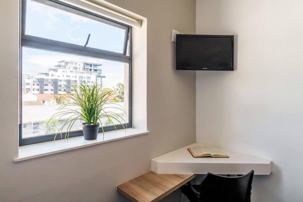 2nd Floor Unit With Aircon, Parking And Pool! Le Cap