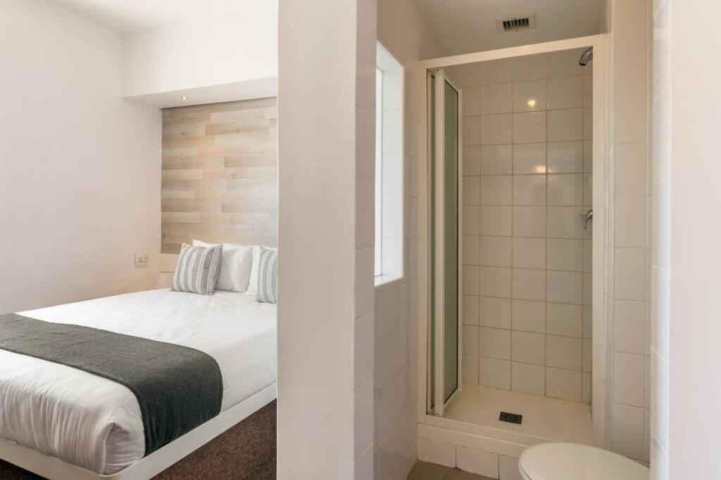 2nd Floor Unit With Aircon, Parking And Pool! Le Cap