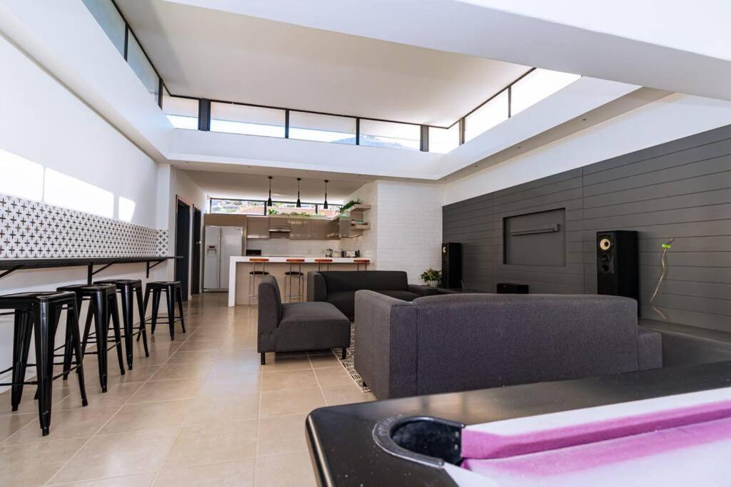 2nd Floor Unit With Aircon, Parking And Pool! Appartement *