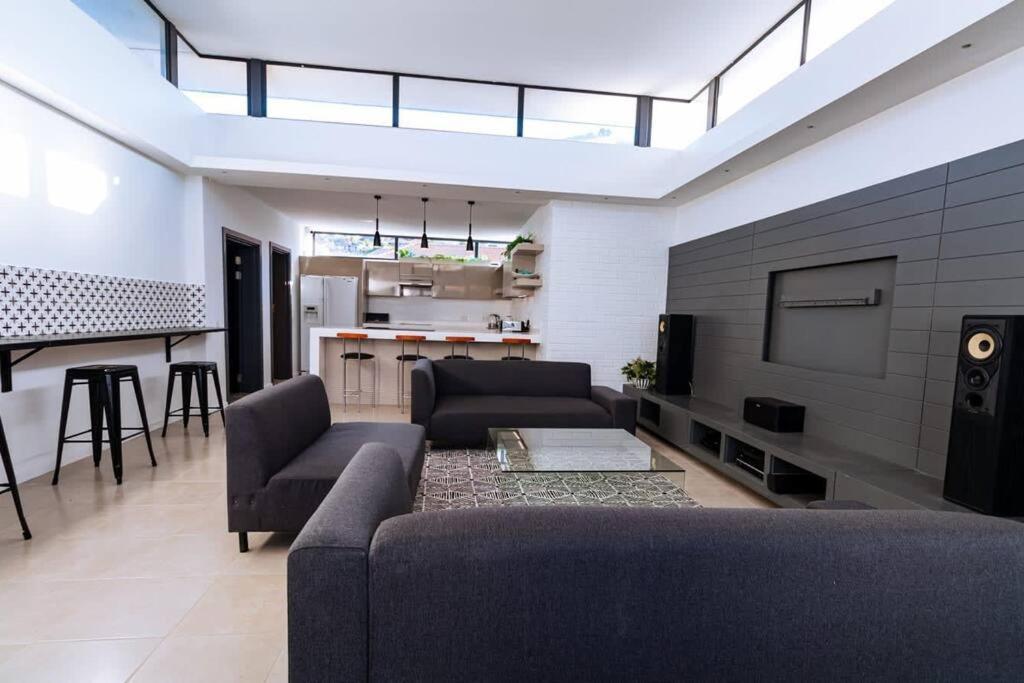 2nd Floor Unit With Aircon, Parking And Pool! Le Cap