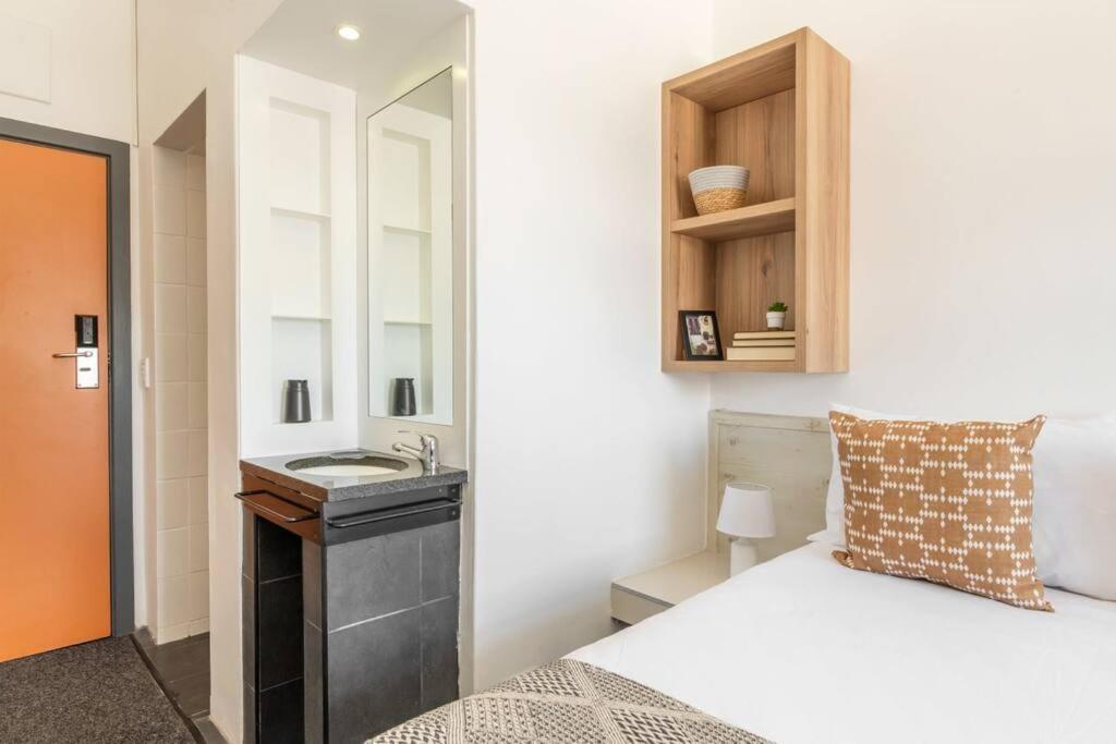 2nd Floor Unit With Aircon, Parking And Pool! Appartement