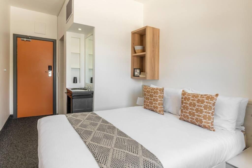 Appartement 2nd Floor Unit With Aircon, Parking And Pool! Le Cap