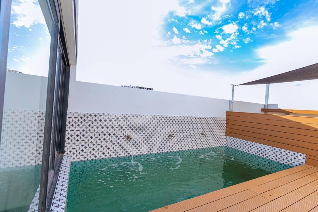 2nd Floor Unit With Aircon, Parking And Pool! * Le Cap