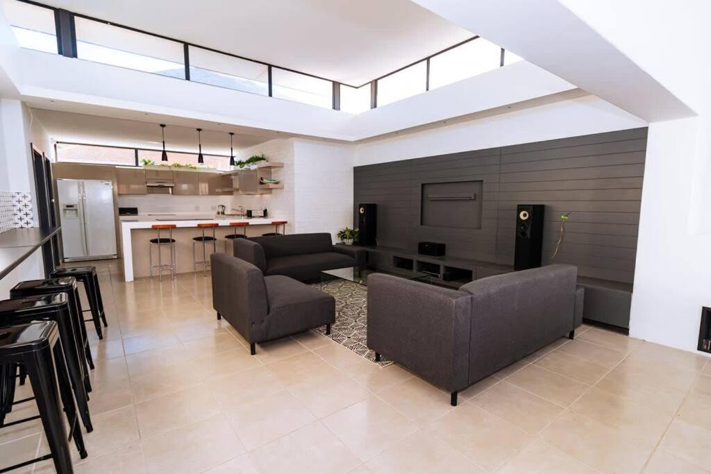 2nd Floor Unit With Aircon, Parking And Pool! Appartement