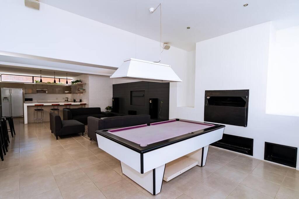 2nd Floor Unit With Aircon, Parking And Pool! Appartement