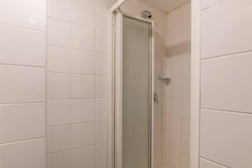 Appartement 2nd Floor Unit With Aircon, Parking And Pool! Le Cap